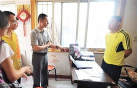 青島坑爹中介 大學(xué)生被變搬運工 扛1噸2.5元